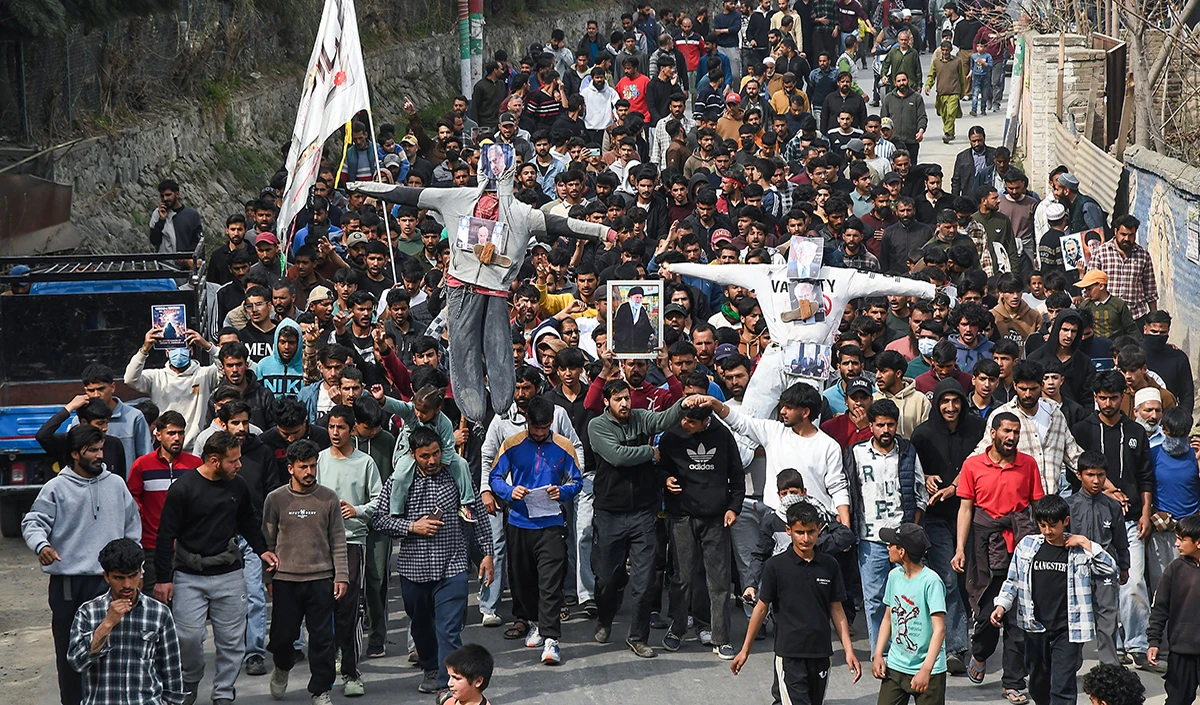 शुक्रवार आया...कश्मीर की सड़कों पर प्रदर्शन लौट आया! Iran पर हमले का गुस्सा Kashmir की सड़कों पर क्यों दिख रहा?