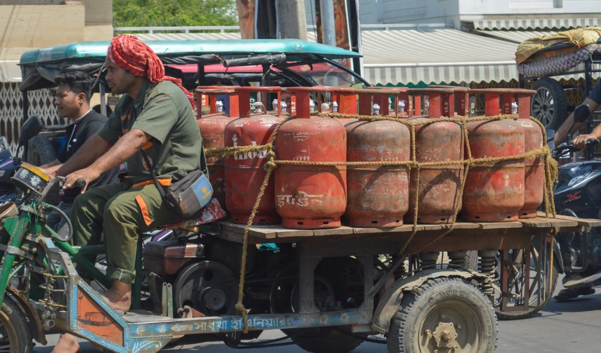 Iran संकट से भारत में गैस पर 'Panic', अचानक 20 लाख बढ़ी LPG Booking, सरकार ने दी बड़ी जानकारी