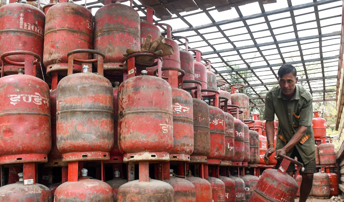 LPG सिलेंडरों की कालाबाजारी पर योगी सरकार का एक्शन! 1,483 ठिकानों पर छापेमारी, 24 FIR दर्ज और 6 गिरफ्तार