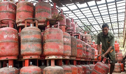 LPG सिलेंडरों की कालाबाजारी पर योगी सरकार का एक्शन! 1,483 ठिकानों पर छापेमारी, 24 FIR दर्ज और 6 गिरफ्तार
