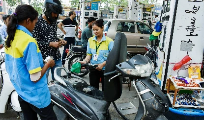 Fuel Hoarding पर मंत्रालय की सख्त चेतावनी, कहा- देश में तेल का पर्याप्त Stock, घबराकर खरीदारी न करें