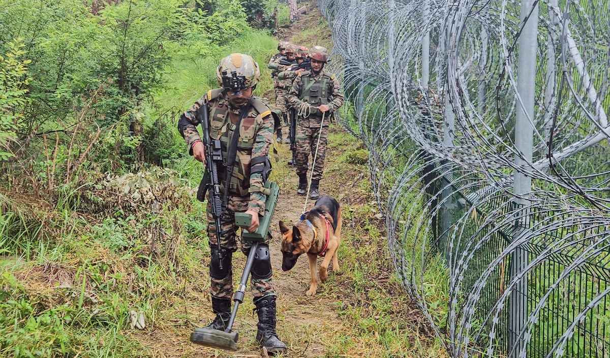 Jammu and Kashmir: सीमा पर फिर 'ड्रोन युद्ध' की आहट! पाक की नापाक साजिश पर भारत का कड़ा प्रहार, सांबा में सर्च ऑपरेशन जारी