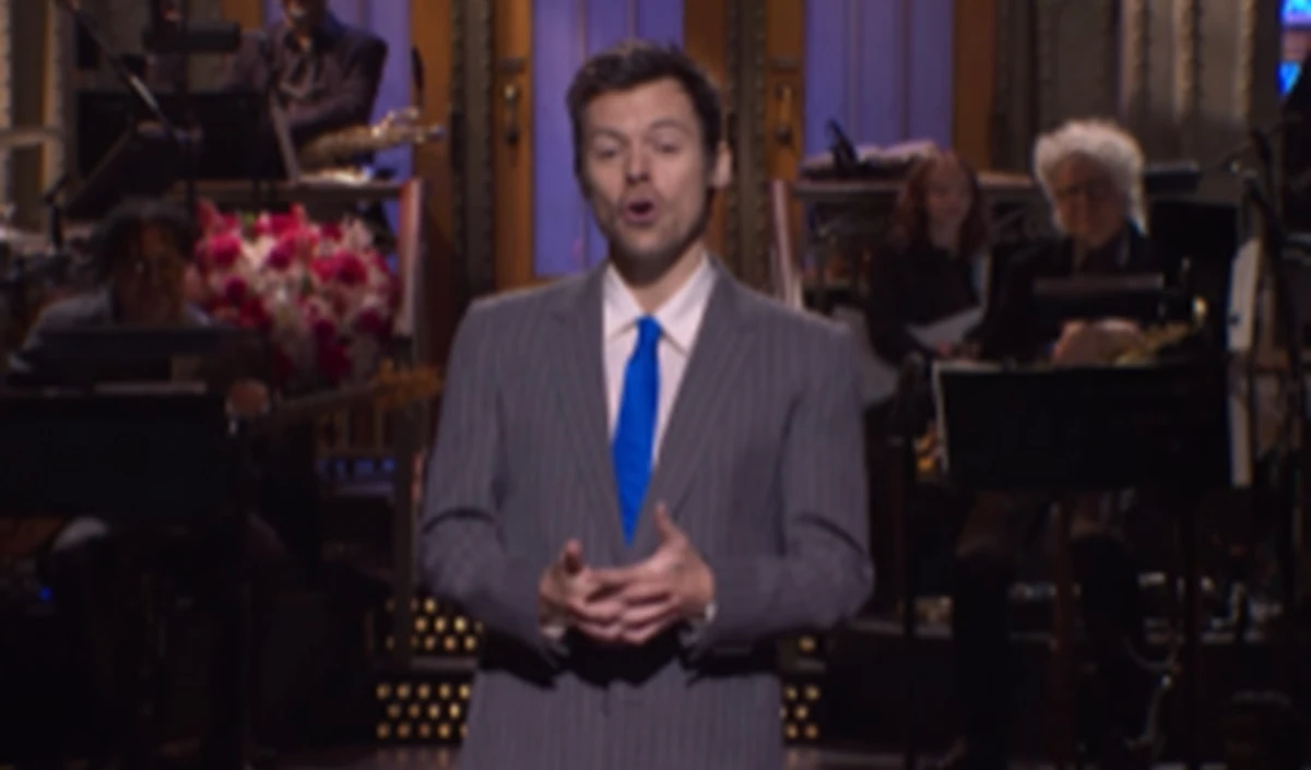 Harry Styles का 'Saturday Night Live' पर धमाका! बेन मार्शल को किस कर 'क्वीयरबेटिंग' के आरोपों को दिया करारा जवाब