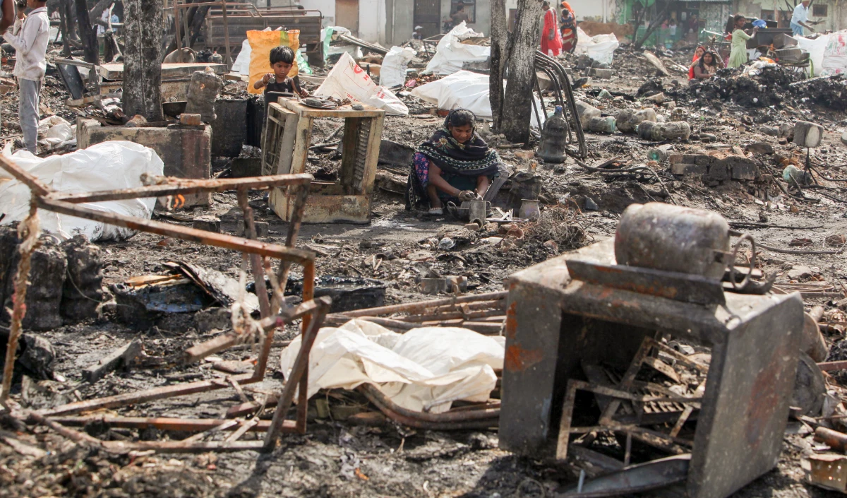 Delhi Fire Nature Bazaar | अंधेरिया मोड़ के 'नेचर बाजार' में भीषण आग का तांडव, 50 से अधिक दुकानें जलकर राख