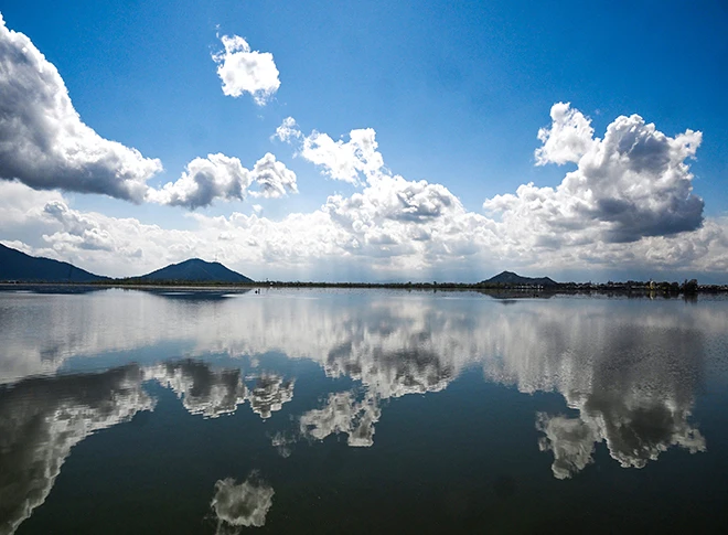 श्रीनगर में डल झील की मनमोहक तस्वीरें