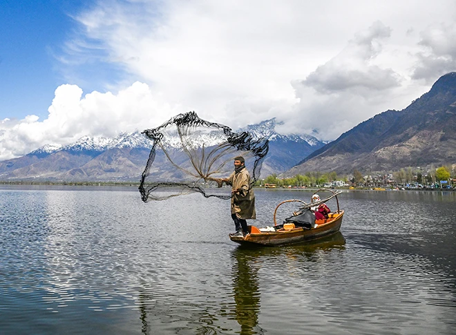 श्रीनगर में डल झील की मनमोहक तस्वीरें