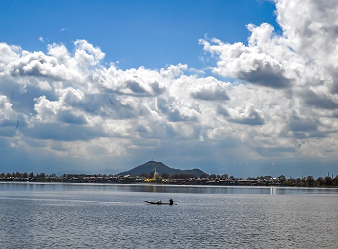 श्रीनगर में डल झील की मनमोहक तस्वीरें