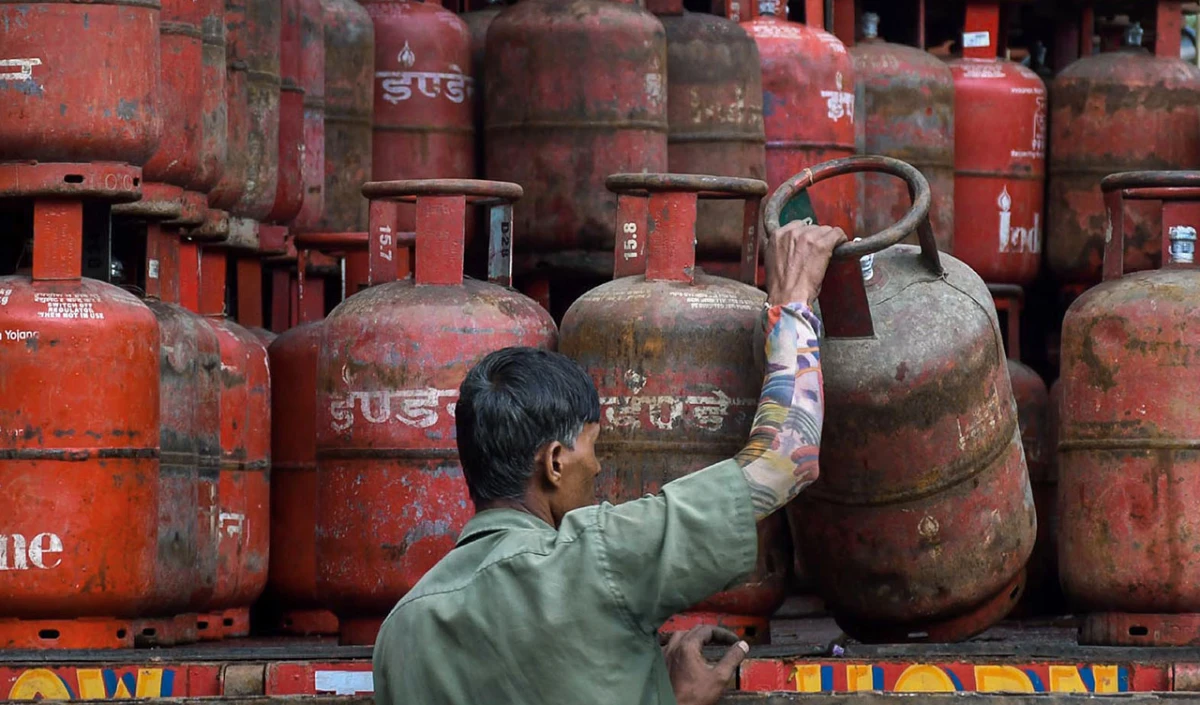 LPG eKYC Process: घरेलू LPG ग्राहकों के लिए बायोमेट्रिक eKYC अनिवार्य, घर बैठे फोन से ऐसे पूरा करें प्रोसेस