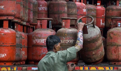 LPG eKYC Process: घरेलू LPG ग्राहकों के लिए बायोमेट्रिक eKYC अनिवार्य, घर बैठे फोन से ऐसे पूरा करें प्रोसेस