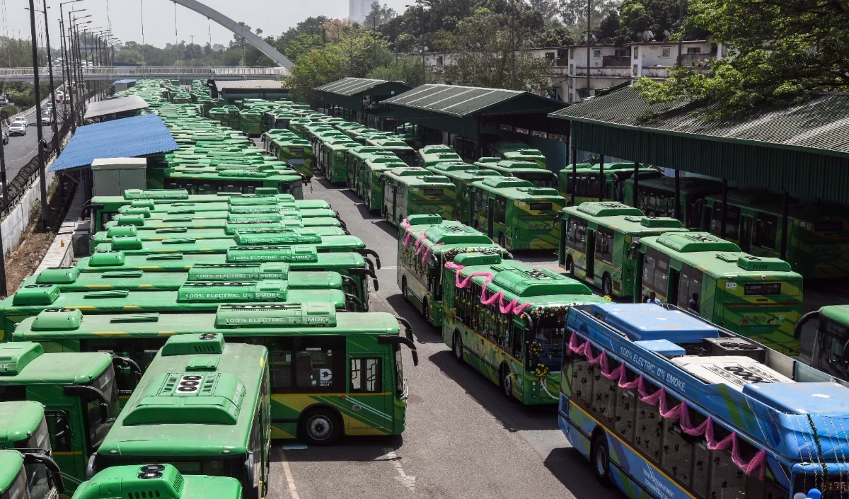 Delhi में बस का सफर होगा Super-Fast, Smart Bus Stop पर मिलेगी रूट से लेकर भीड़ तक की Real-time जानकारी.