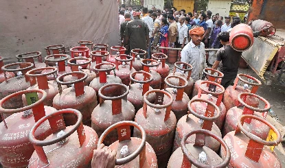 LPG Supply संकट पर सरकार का डबल एक्शन, विवेकपूर्ण उपयोग की अपील, कालाबाजारियों पर ताबड़तोड़ छापे