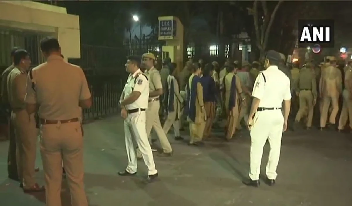 West Bengal चुनाव से पहले Election Commission का बड़ा एक्शन, 19 सीनियर IPS अफसरों का Transfer