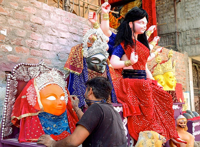 मूर्तियों को अंतिम रूप देते हुए शिल्पकार