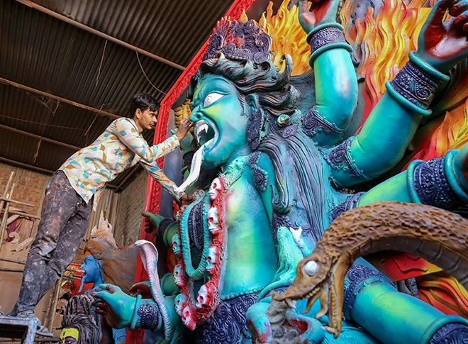 मूर्तियों को अंतिम रूप देते हुए शिल्पकार