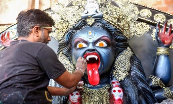 मूर्तियों को अंतिम रूप देते हुए शिल्पकार