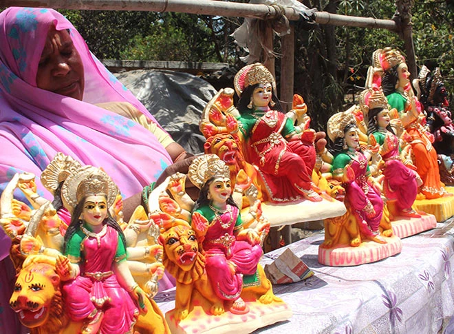 मूर्तियों को अंतिम रूप देते हुए शिल्पकार