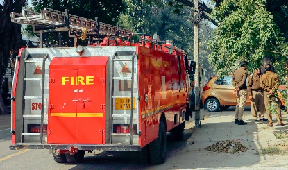 राजधानी में हड़कंप: पालम मेट्रो स्टेशन के पास रिहायशी इमारत में भीषण आग, कई लोगों के फंसे होने की आशंका