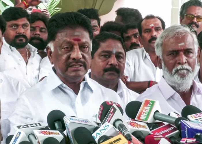 Tamil Nadu की सियासत में भूचाल, Panneerselvam बोले- Palaniswami ने AIADMK खत्म कर दी