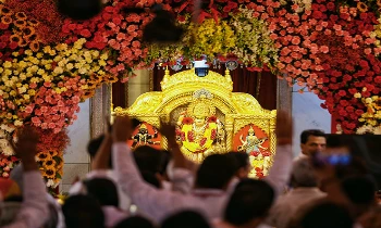 नवरात्रि के पहले दिन भक्तों ने किए मां के दर्शन