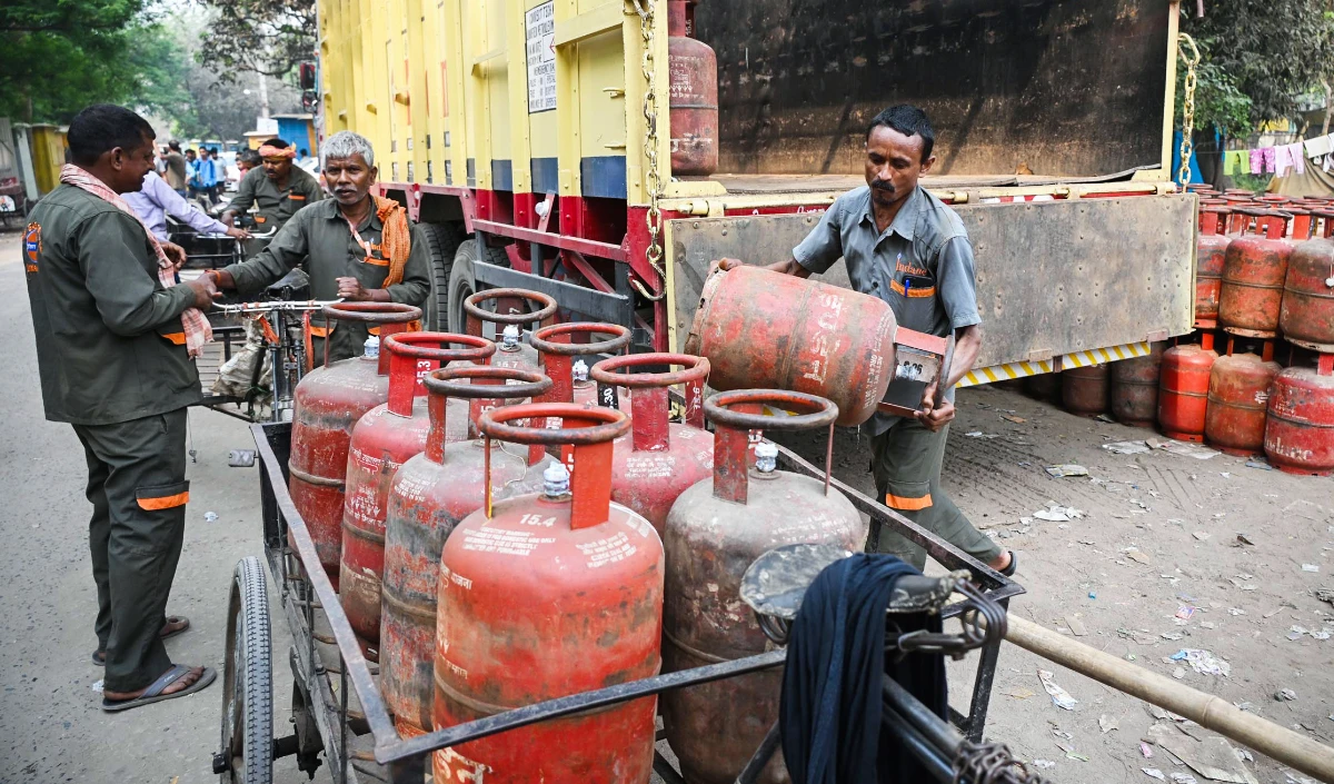 रसोई गैस पर आई Good News! Petroleum Ministry बोली- सामान्य रहेगी LPG Cylinder की सप्लाई