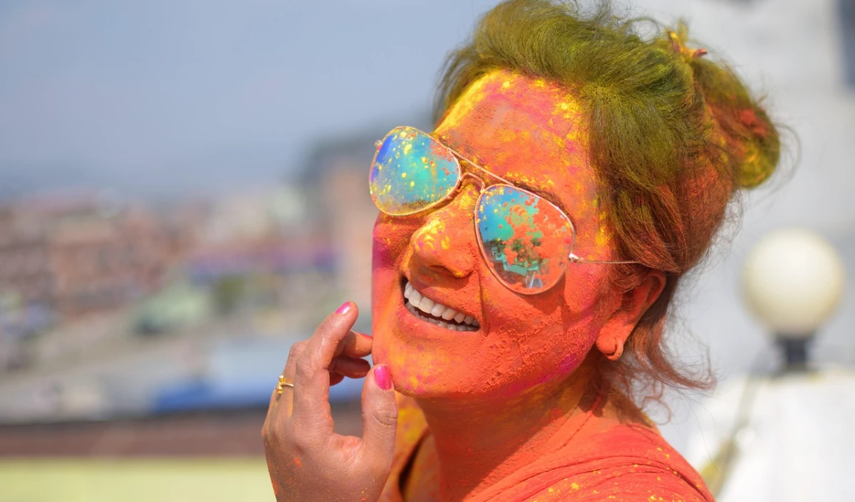 Holi Skincare Tips: केमिकल वाले रंगों से Skin Damage का डर खत्म, बस कर लें यह एक काम