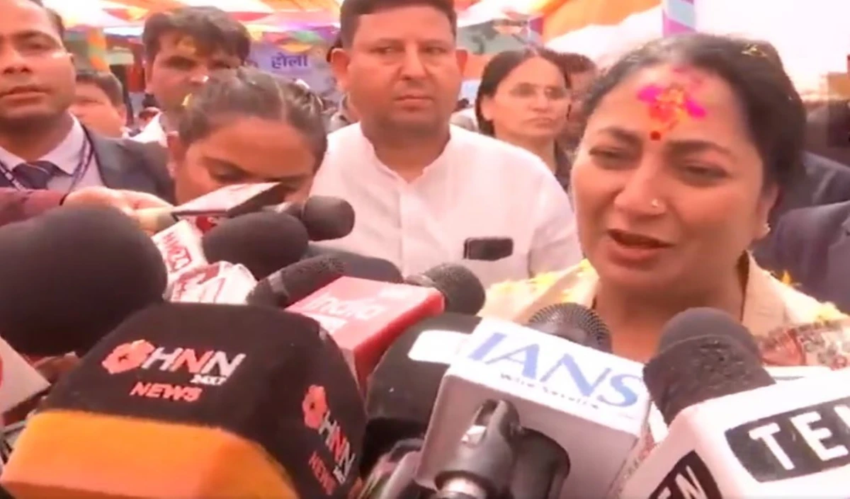 Delhi में 'Lakhpati Beti Yojana' लॉन्च, CM Rekha Gupta बोलीं- ग्रेजुएशन पर मिलेंगे सवा लाख रुपये