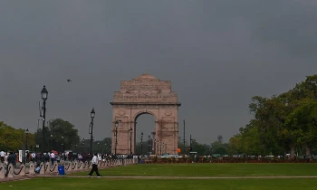 बादलों के बीच दिल्ली का मनमोहक नजारा