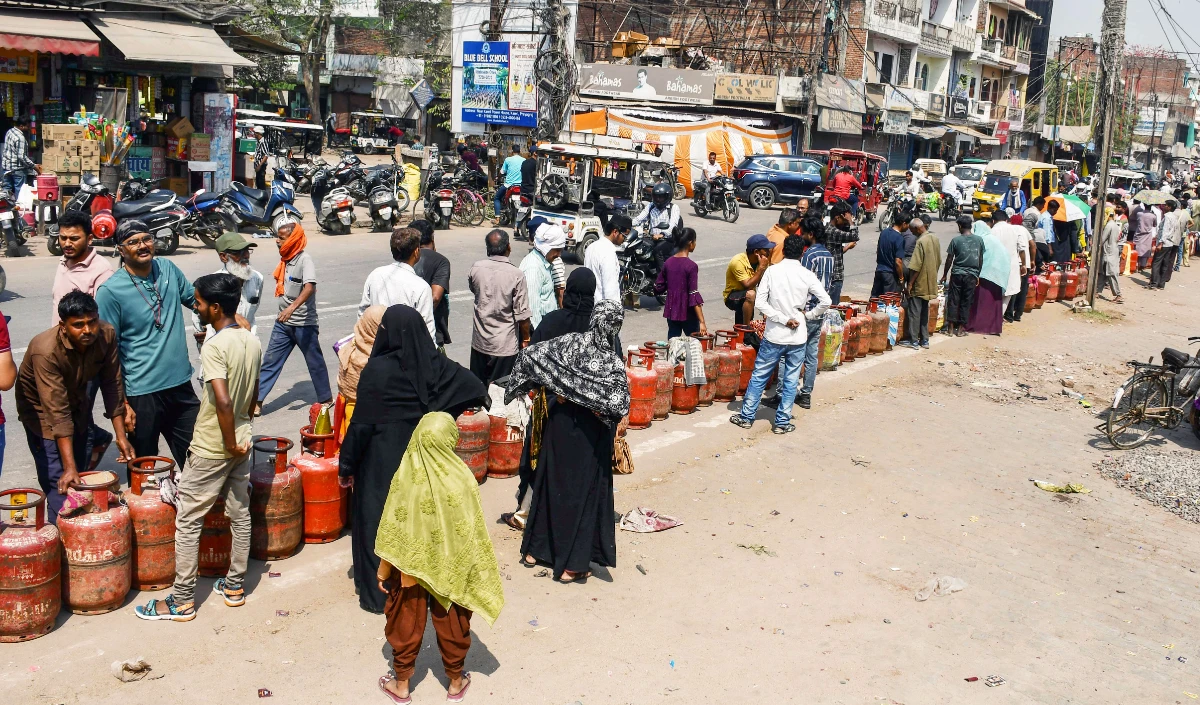 West Asia संकट का Surat पर गहरा असर, LPG नहीं तो रोटी कैसे? बेबस मजदूर कर रहे पलायन