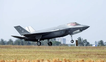 US F-35 Emergency Landing Iran | पेंटागन में इमरजेंसी मीटिंग! क्या ईरान ने खोज ली अजेय F-35 की काट? रडार से बचने की तकनीक पर सवाल