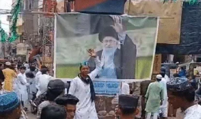 Eid के जश्न के बीच बिहार के इस जिले में लगा खामेनेई का पोस्टर, युवाओं में मची सेल्फी लेने की होड़