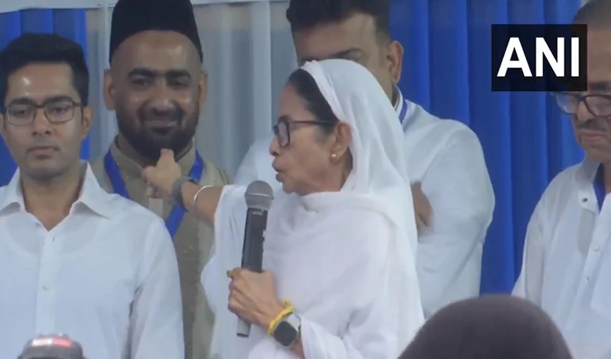 बाहर जाकर मुस्लिम देशों से दोस्ती, देश के अंदर मुसलमानों के साथ भेदभाव, ईद समारोह से ममता बनर्जी ने पीएम मोदी को घुसपैठिया बताते हुए साधा निशाना