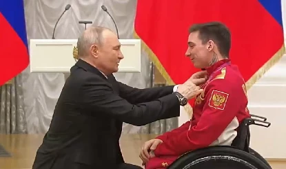 चैंपियन के लिए रूस के राष्ट्रपति ने तोड़ा प्रोटोकॉल, घुटनों के बल बैठकर चौंकाया