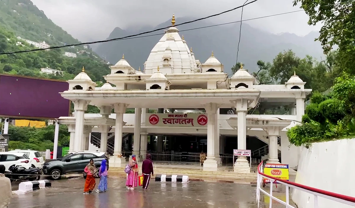 Vaishno Devi में Navratri पर उमड़ा आस्था का सैलाब, भारी भीड़ के चलते Registration रोका गया