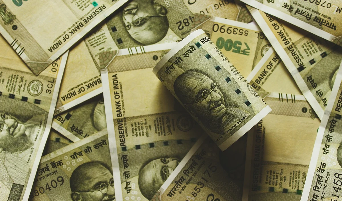 rupee hits historic low nearing 94 crude oil shock and global tensions escalate difficulties - Prabhasakshi latest news in hindi