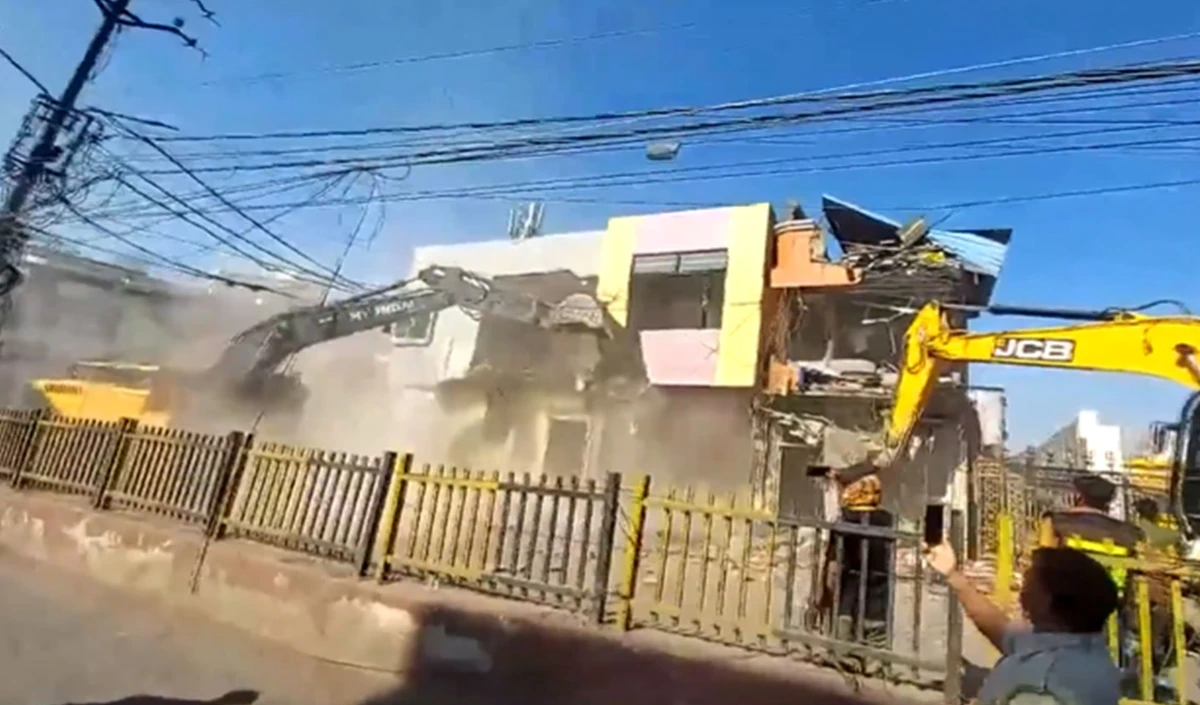 Ujjain में महाकाल मंदिर के पास चला Bulldozer, Lease खत्म होने पर 16 अवैध ढांचे जमींदोज