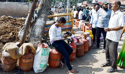 LPG Cylinder में कम गैस की खबरों पर केंद्र का Full Stop, बताया अफवाह और कोरी अटकलबाजी