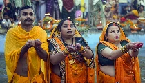 Yamuna Chhath 2026: यमुना छठ व्रत पर यमुना नदी में स्नान से मिलता है मोक्ष Yamuna Chhath 2026: यमुना छठ व्रत पर यमुना नदी में स्नान से मिलता है मोक्ष