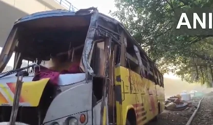 Delhi Bus Accident | दिल्ली में भीषण हादसा! 25 यात्रियों से भरी डबल-डेकर बस पलटी, 2 लोगों की मौके पर ही मौत