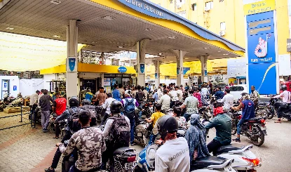 Iran War से Fuel Shortage की अफवाहों पर बड़ा बयान, तेल कंपनियों ने कहा- देश में पर्याप्त Petrol-Diesel है