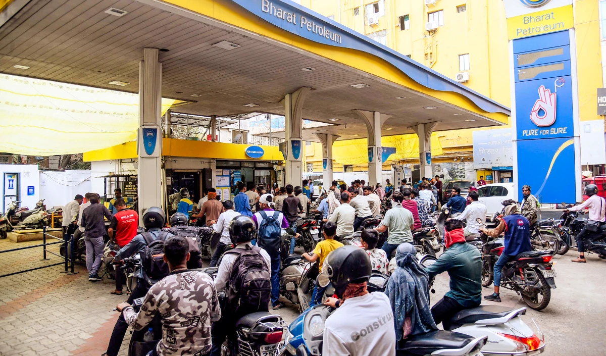 Petrol-Diesel Shortage की क्या है सच्चाई? सरकार ने कहा- Stock पूरी तरह सुरक्षित, Panic Buying न करें