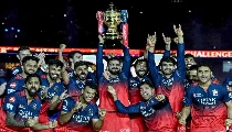 IPL 2026 से पहले आरसीबी को बड़ा झटका, इस गेंदबाज को नहीं मिली खेलने की अनुमति IPL 2026 से पहले आरसीबी को बड़ा झटका, इस गेंदबाज को नहीं मिली खेलने की अनुमति