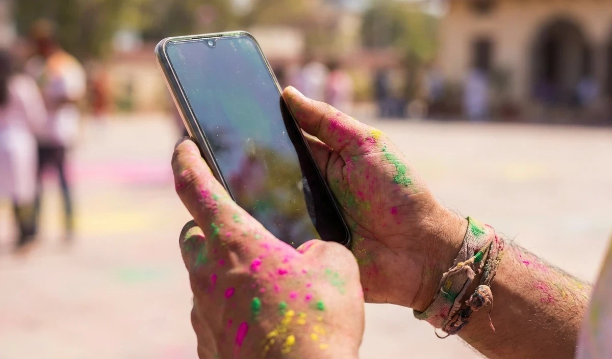 Holi 2026: रंगों की मस्ती में कहीं हो न जाए हजारों का नुकसान, यूं सेफ रखें अपने Smartphone और Gadgets