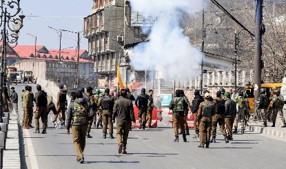 Kashmir on High Alert Khamenei Killing | कश्मीर में कड़ा पहरा! खामेनेई की मौत पर भारी विरोध प्रदर्शन, सुरक्षा बलों के काफिले रोके गए