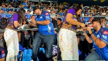MI vs KKR मैच के दौरान लड़के ने किया गर्लफ्रेंड को प्रपोज, अंगूठी गिर गई तो फैंस ने...  