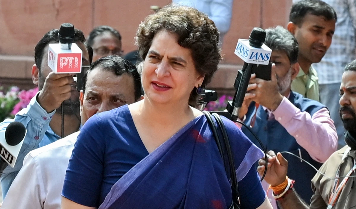 महंगे LPG Cylinder पर Priyanka Gandhi ने सरकार को घेरा, बोलीं- Parliament में बहस से क्यों डर?