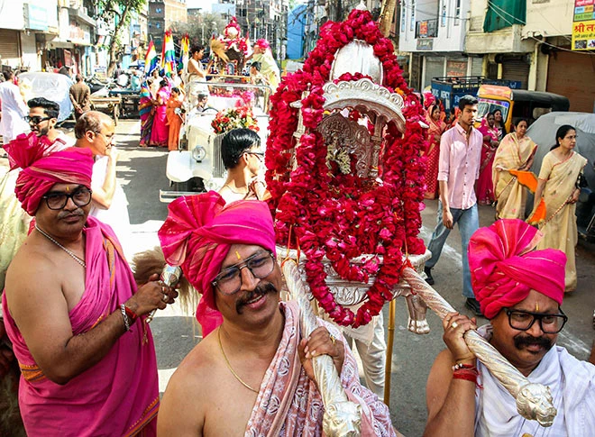 महावीर जयंती पर जैन समुदाय ने निकाली शोभा यात्रा