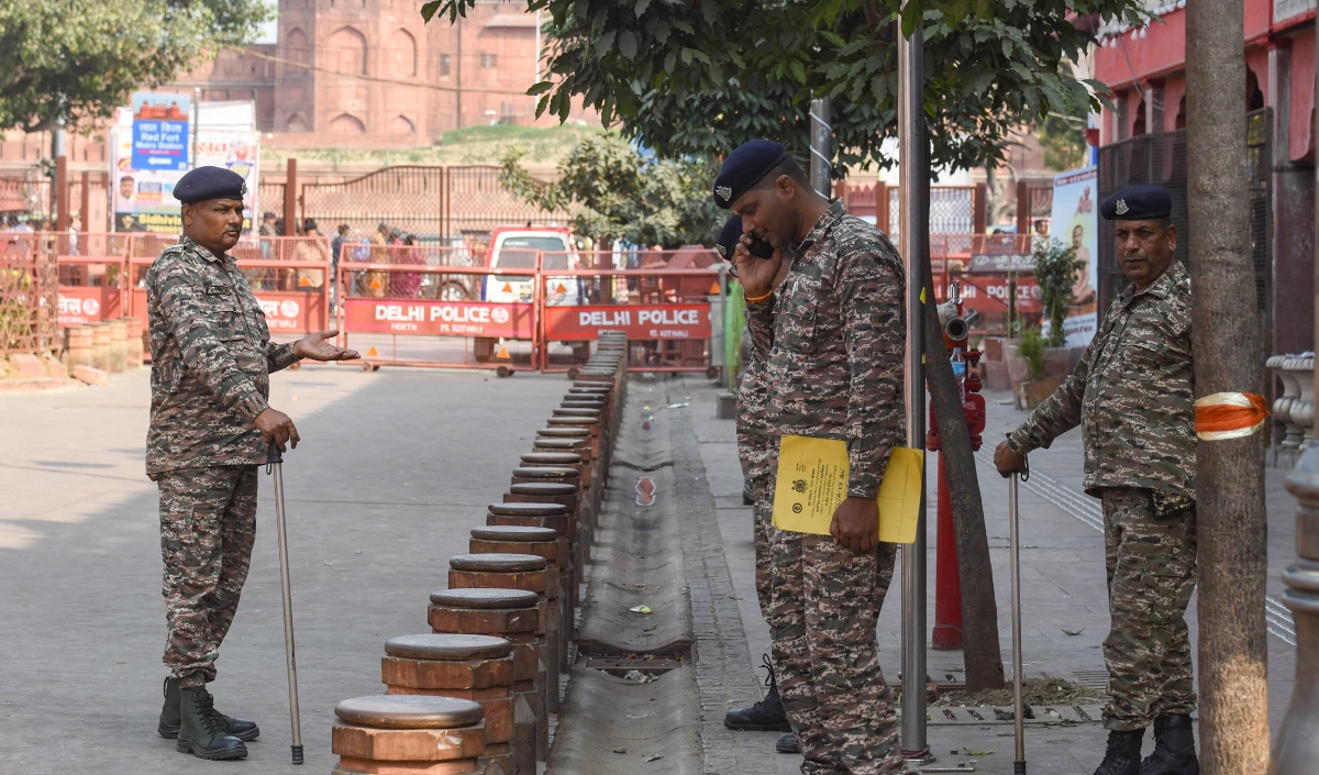 Delhi Holi | दिल्ली में 'हर्बल' के साथ 'वेट' होली! राजधानी में खुली रहेंगी शराब की दुकानें, हुड़दंगियों पर पुलिस का कड़ा पहरा