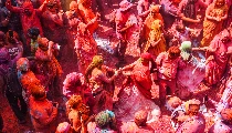 Mathura की Holi में रंग, भक्ति और उल्लास, कृष्ण की नगरी में हर कोई सराबोर