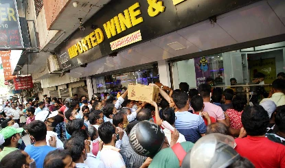 Delhi में Holi पर खुलीं शराब की दुकानें, Congress बोली- BJP ने शराब माफिया को दिया बड़ा तोहफा