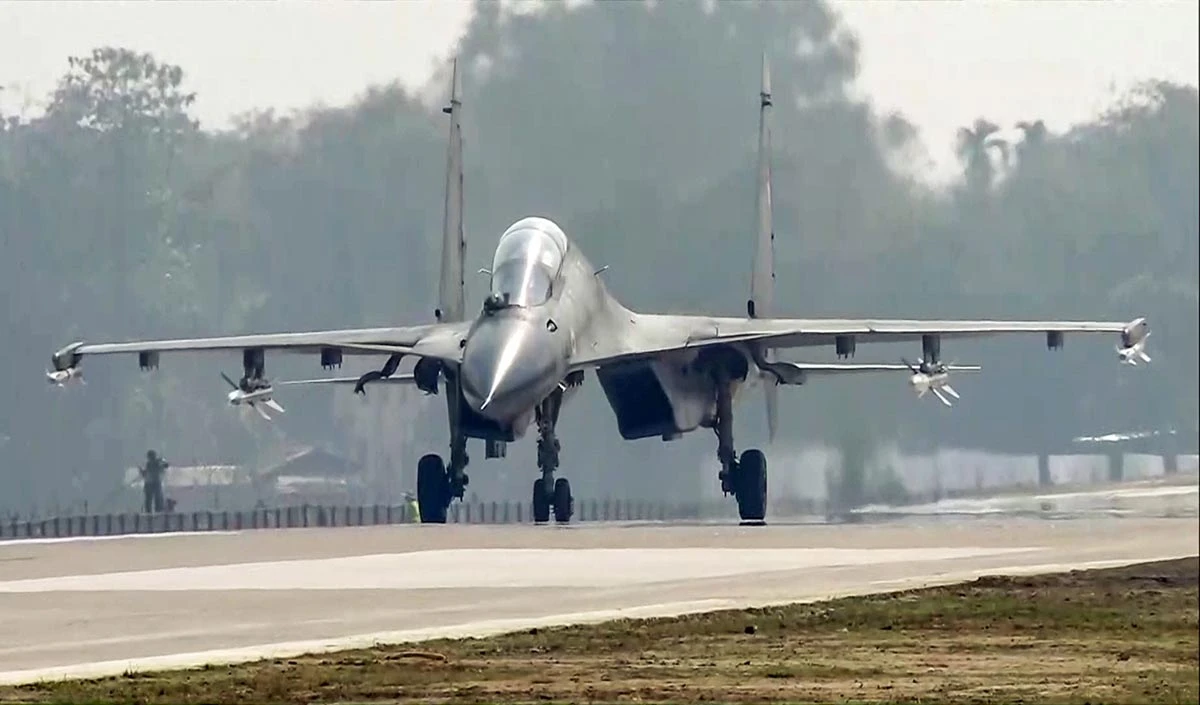 Prabhasakshi NewsRoom: ग्वालियर, नासिक के बाद अब Karbi Anglong में Sukhoi-30MKI Crash, प्रशिक्षण अभियानों के दौरान सुरक्षा पर उठे सवाल